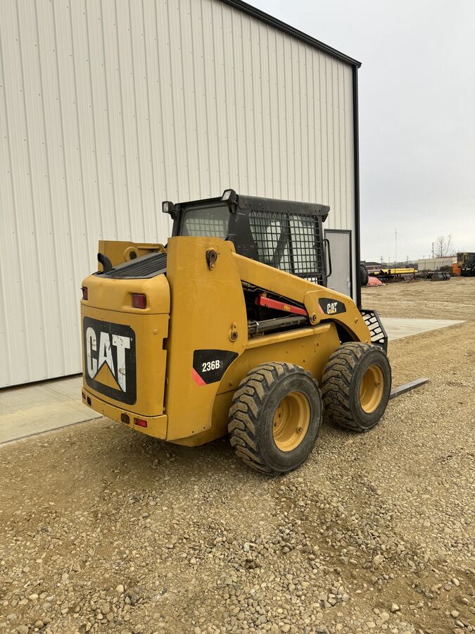 CAT 236 skid steer